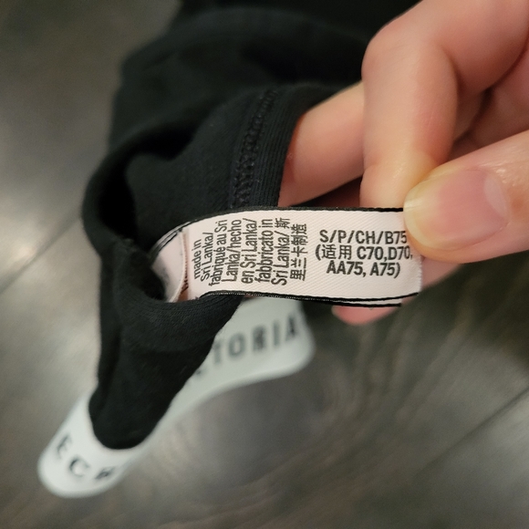 2 VICTORIAS SECRET BRALETTES - Picture 6 of 6